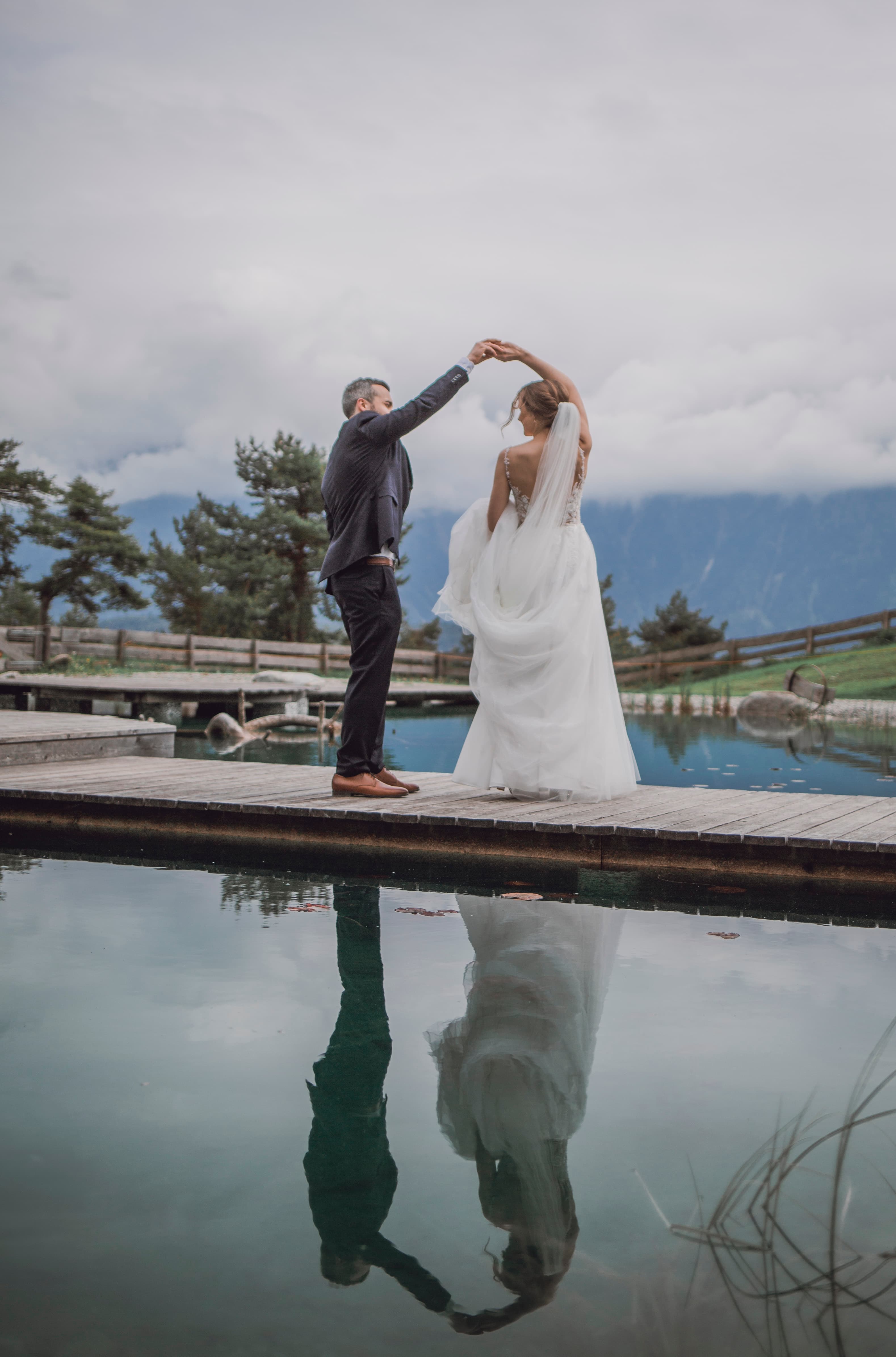 Auf der Stöttlalm Mieming entstehen natürliche Hochzeitsmomente