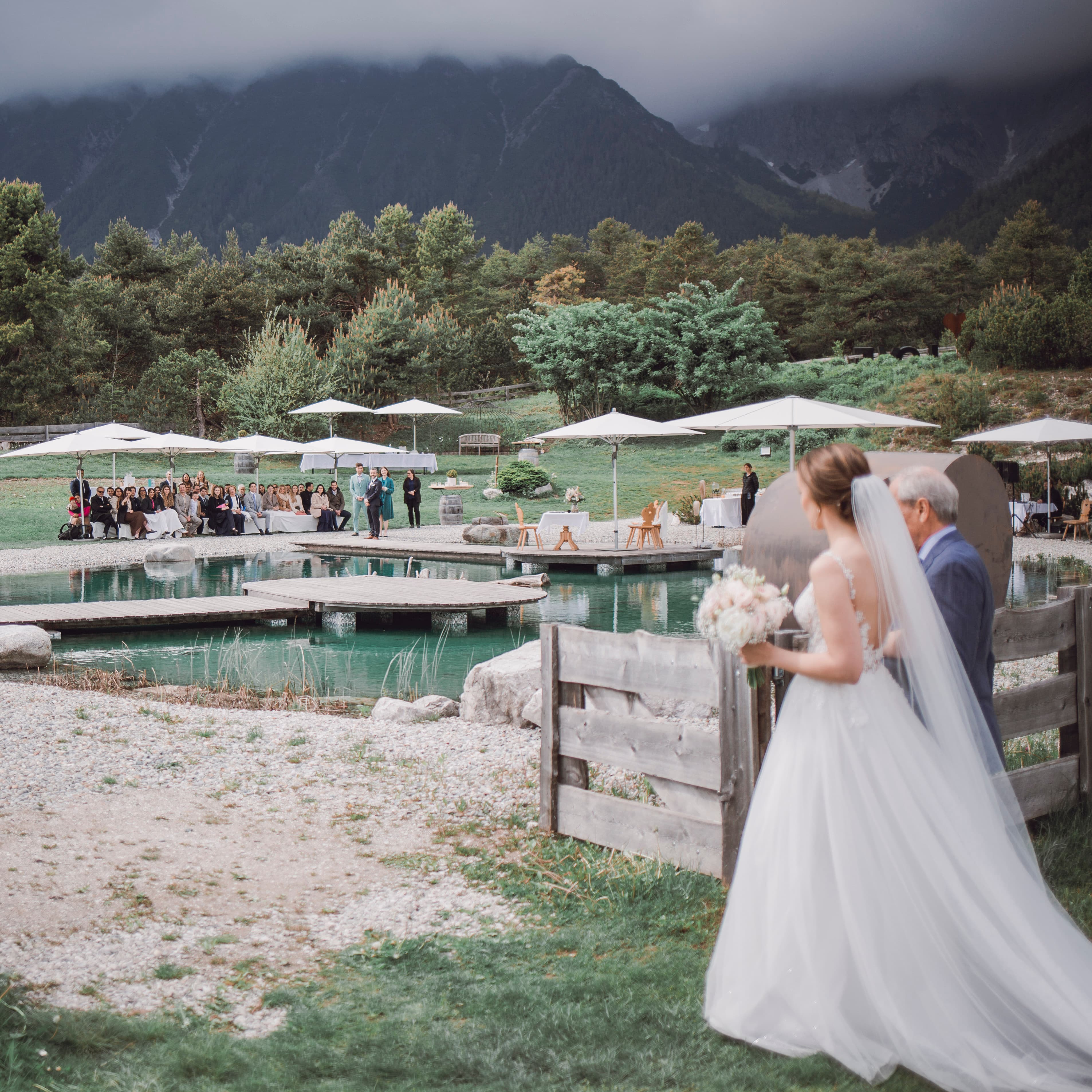 Auf der Stöttlalm Mieming entstehen natürliche Hochzeitsmomente