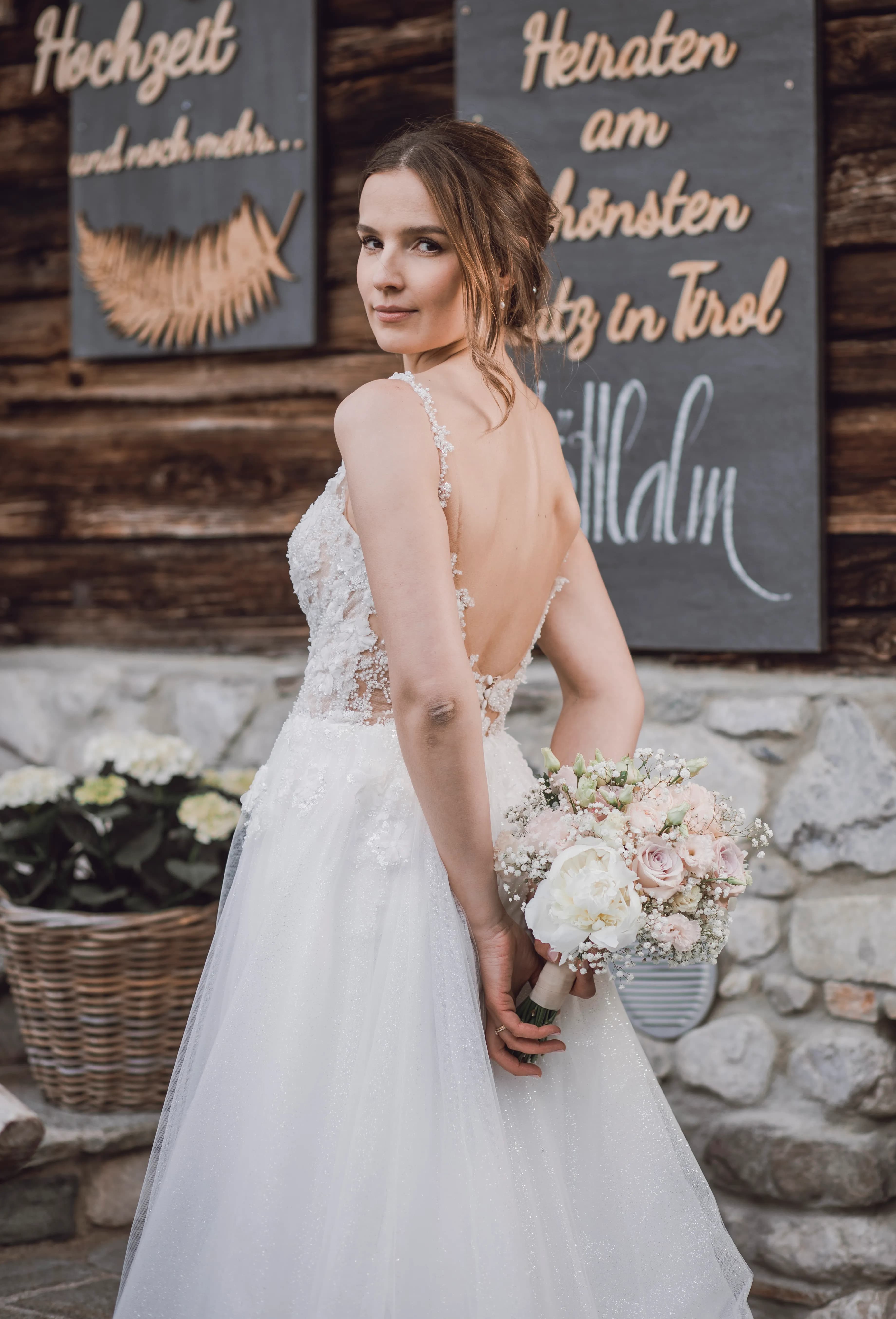 Auf der Stöttlalm Mieming entstehen natürliche Hochzeitsmomente 3