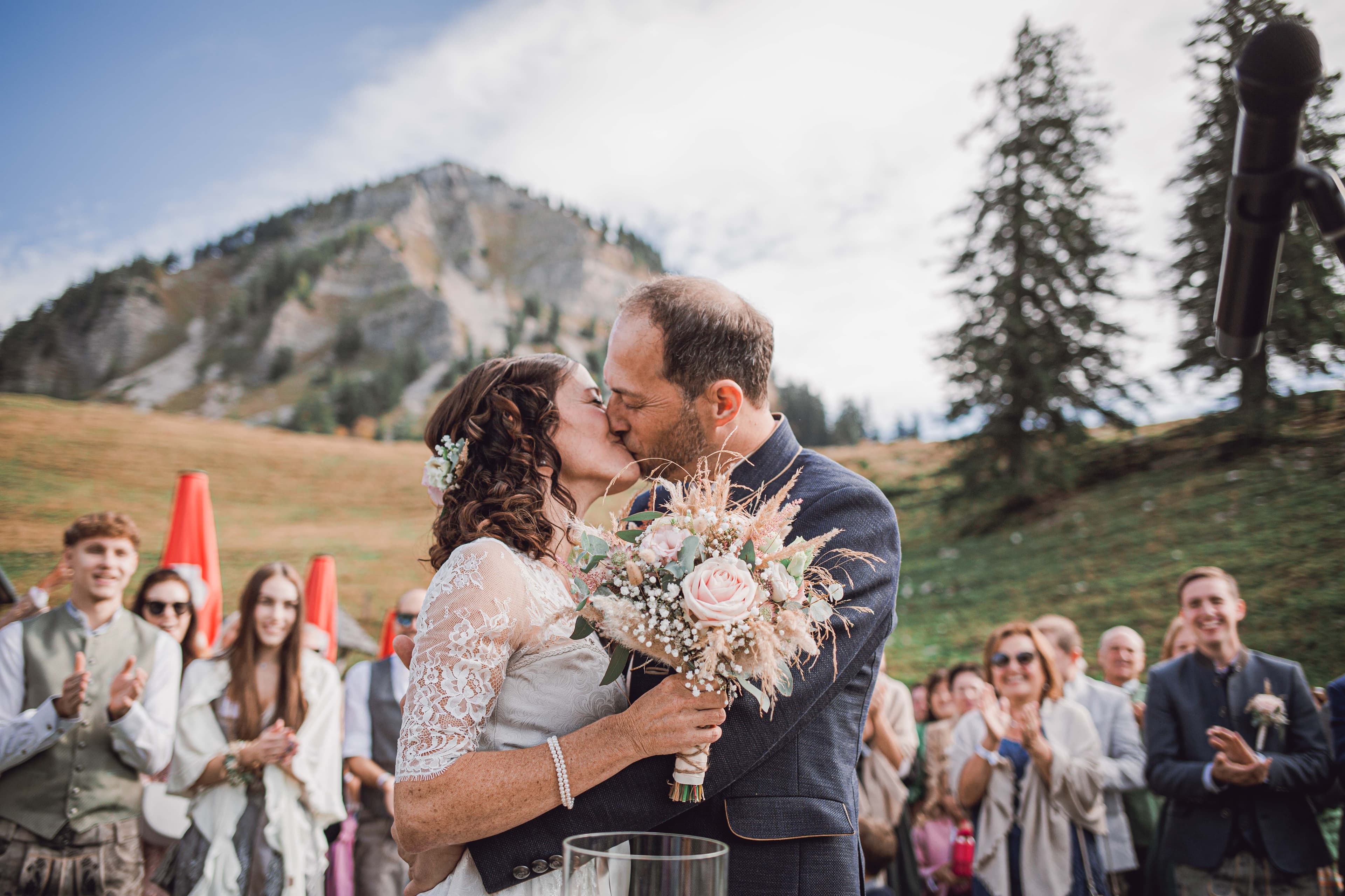Eure Poschn-Hütte-Hochzeit in natürlichen Bildern festgehalten