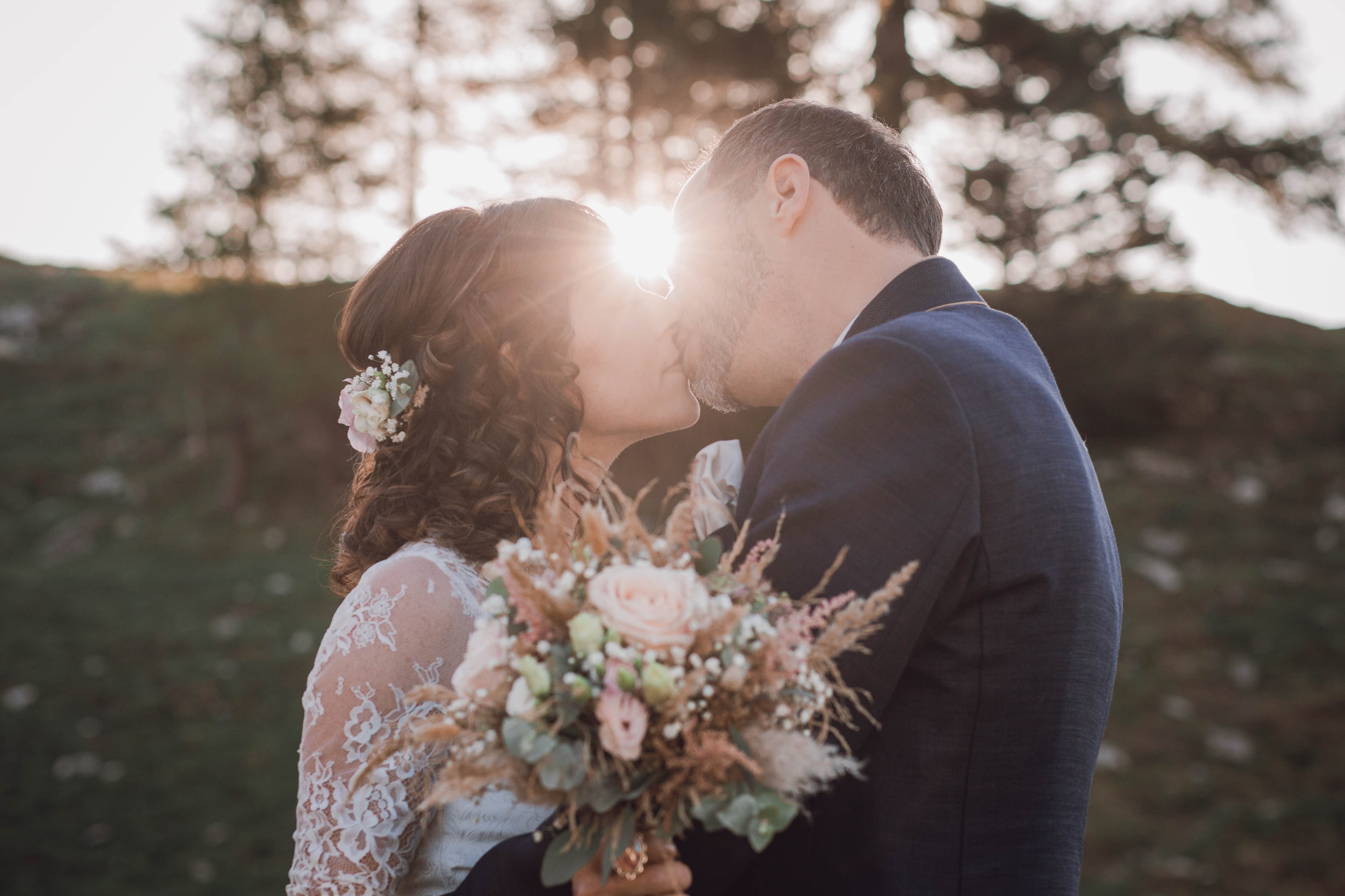 Eure Poschn-Hütte-Hochzeit in natürlichen Bildern festgehalten