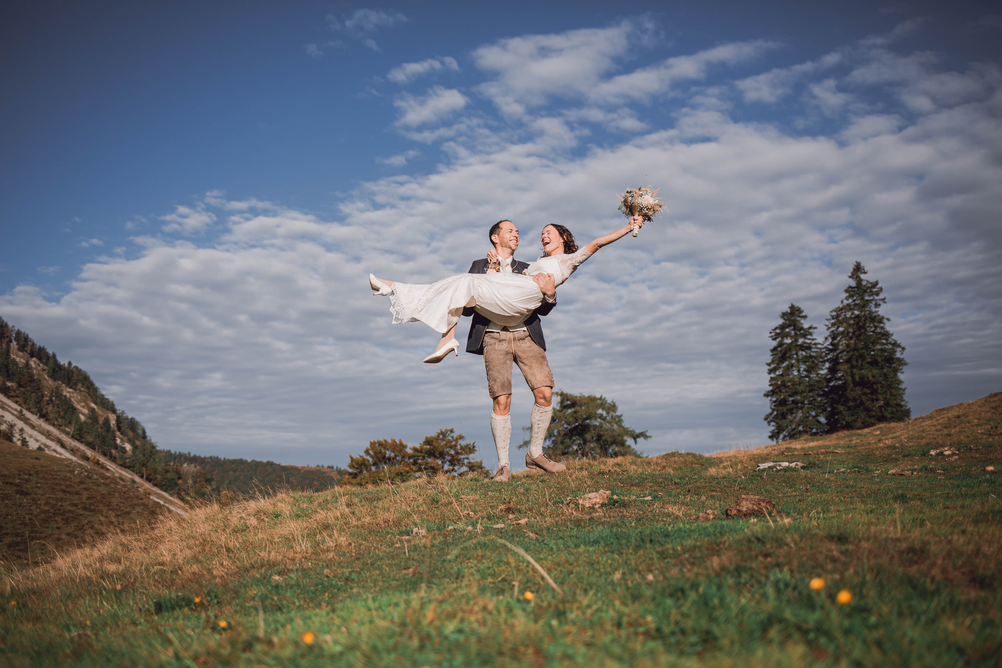 Eure Poschn-Hütte-Hochzeit in natürlichen Bildern festgehalten